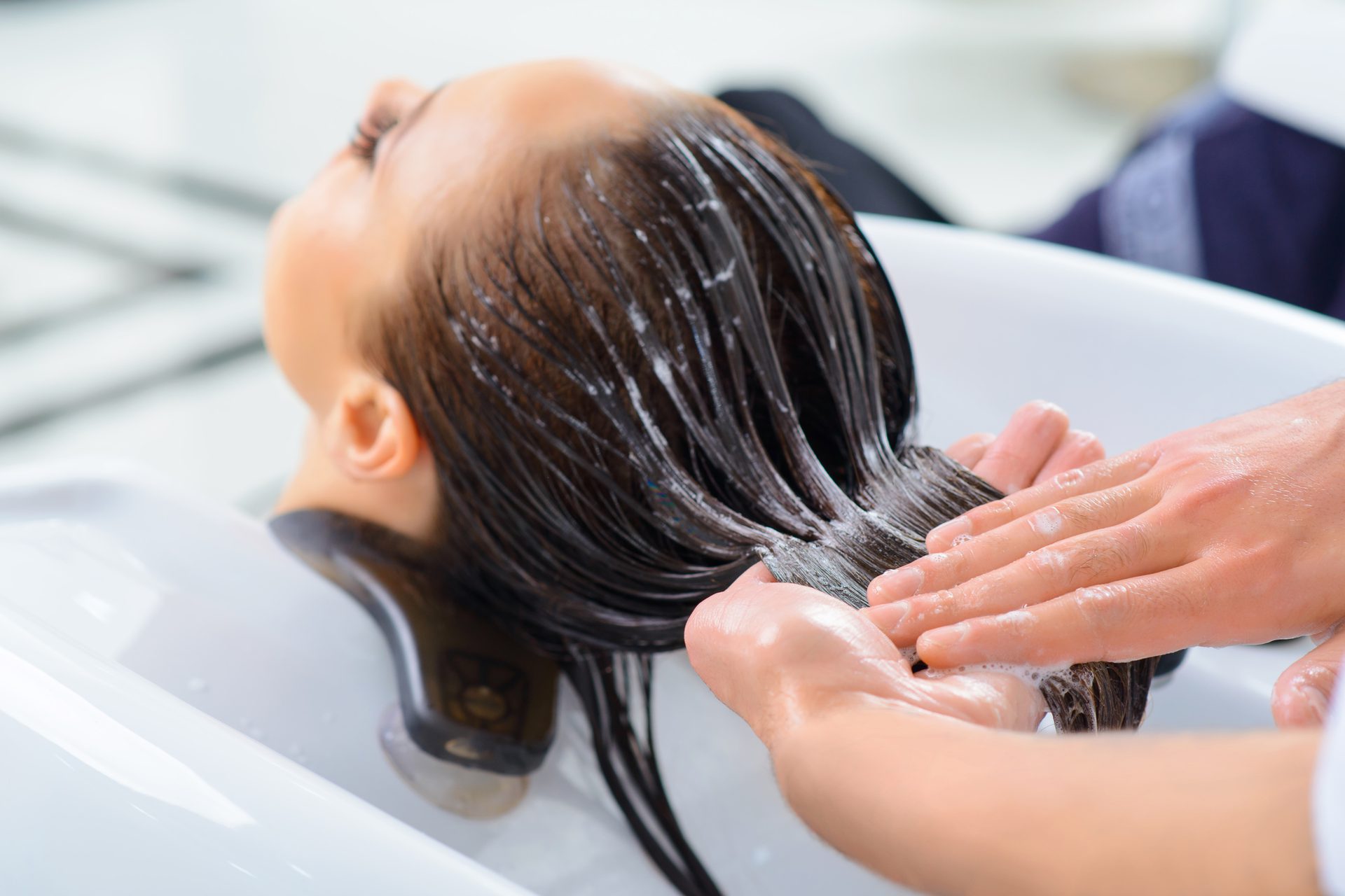 Как мыть волосы клиенту дома