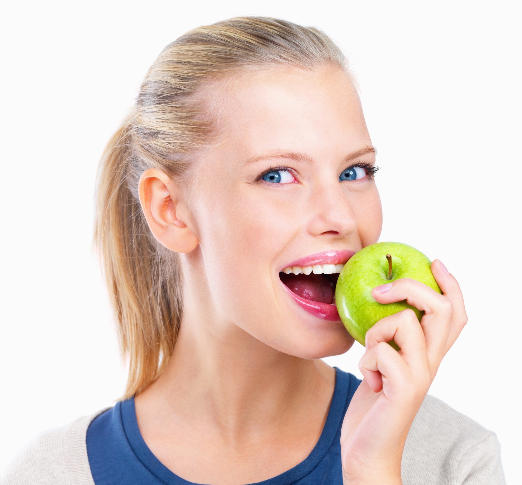 Мама ест яблоко. Человек ест яблоко. Девушка ест яблоко. Ест фрукты. Человек ест фрукты.