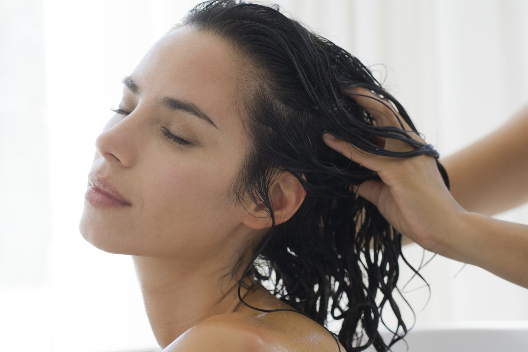 Как уложить мокрые волосы муссом